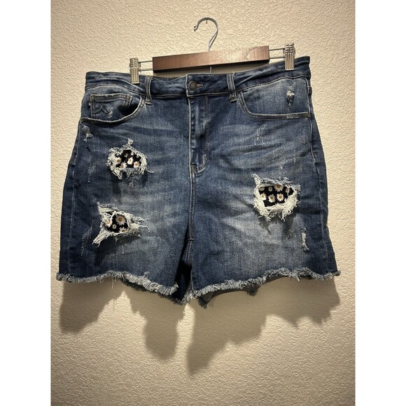 Judy Blue Women Denim Distressed Jean Shorts Sz 2X Daisy Patch Cut Off Hippie - Picture 1 of 7